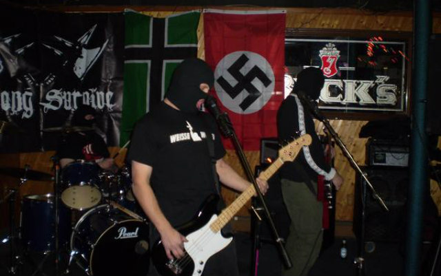 Banda Grand Belial%u2019s Key, citada em levantamento sobre grupos nazistas, em show na cidade de Chicago, nos EUA. Foto: Earth-Dog Lounge/Reproduo
