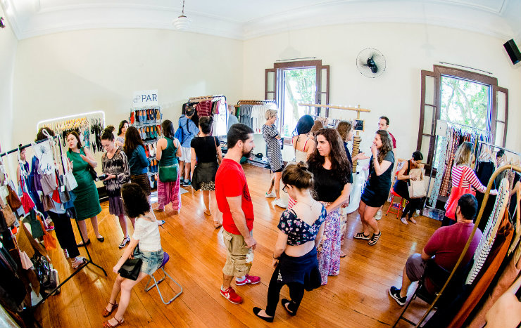 "É preciso repensar toda a cadeia de moda, da produção ao consumo", acredita Carolina, criadora d'O Cluster. Foto: Renan Lima/Divulgação "É preciso repensar toda a cadeia de moda, da produção ao consumo", acredita Carolina, criadora d'O Cluster. Foto: Renan Lima/Divulgação