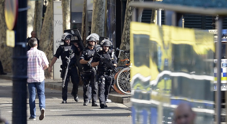 Os servios de emergncia da Catalunha pediam pelas redes sociais que a populao evite o lugar "por causa de incidente grave". Foto: Josep Lago/AFP Photo