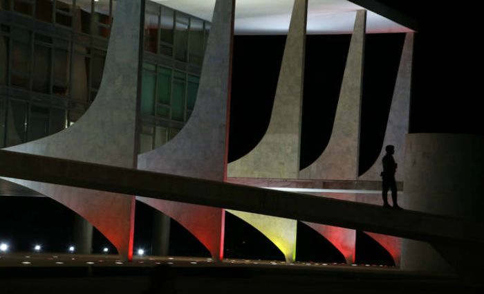 Alm da iluminao vermelha e amarela no Planalto, o presidente Michel Temer tambm usou as redes sociais para comentar o atentado. Foto: Reproduo 