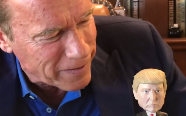Vdeo compartilhado nas redes sociais mostra Arnold com boneco de Trump; Foto: Facebook/Reproduo
