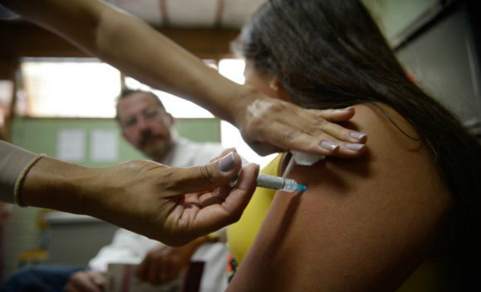 Para evitar o desperdício de vacinas que têm prazo de validade até setembro, o governo decidiu ampliar o público-alvo para homens e mulheres até 26 anos. Foto: Marcelo Camargo/Agência Brasil Para evitar o desperdício de vacinas que têm prazo de validade até setembro, o governo decidiu ampliar o público-alvo para homens e mulheres até 26 anos. Foto: Marcelo Camargo/Agência Brasil