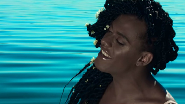 Simples, o vdeo mostra imagens de Liniker cantando ao se banhar em um rio. Foto: YouTube/Reproduo