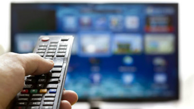 Ao longo das décadas, não só o próprio televisor evoluiu, como também o modo de assistir aos programas. Foto: Panorama Audiovisual/Reprodução Ao longo das décadas, não só o próprio televisor evoluiu, como também o modo de assistir aos programas. Foto: Panorama Audiovisual/Reprodução