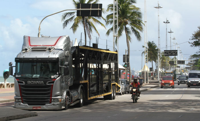 Protesto de caminhoneiros completa 10 dias na orla de Boa Viagem. Foto: Julio Jacobina/ DP