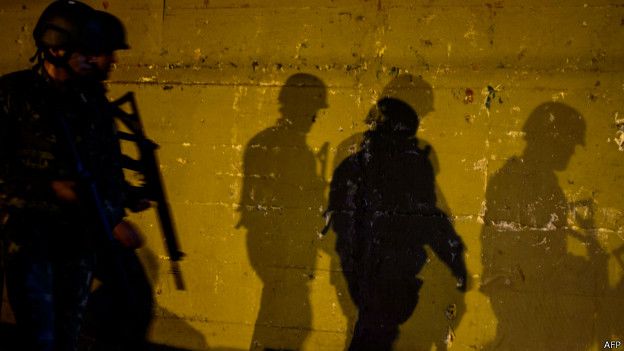 Um soldado do Exrcito foi preso hoje, suspeito de ter vazado informaes para criminosos das comunidades onde a operao est sendo realizada. Foto: AFP 