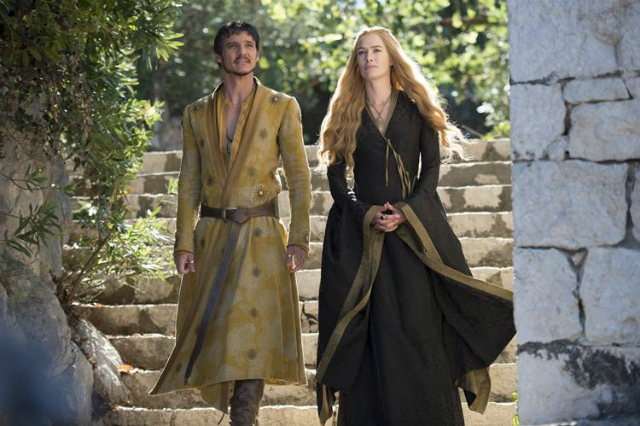 Os trajes de Cersei so enriquecidos com bordados em prata e ouro, muitas vezes em forma de spikes ou detalhes 'blicos'. Foto: HBO/Divulgao