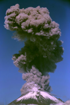 Neste nvel, o cenrio indica que pode continuar a atividade explosiva de escala baixa a intermediria. Foto: Francisco Guasco/AFP