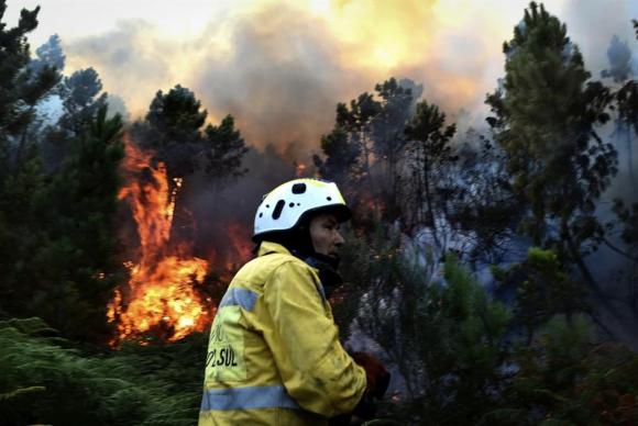 Bombeiro trabalha para apagar as chamas de incndio nas montanhas de Manhouce, em So Pedro do Sul, Portugal. Foto: Nuno Andr Ferreira/ EFE
