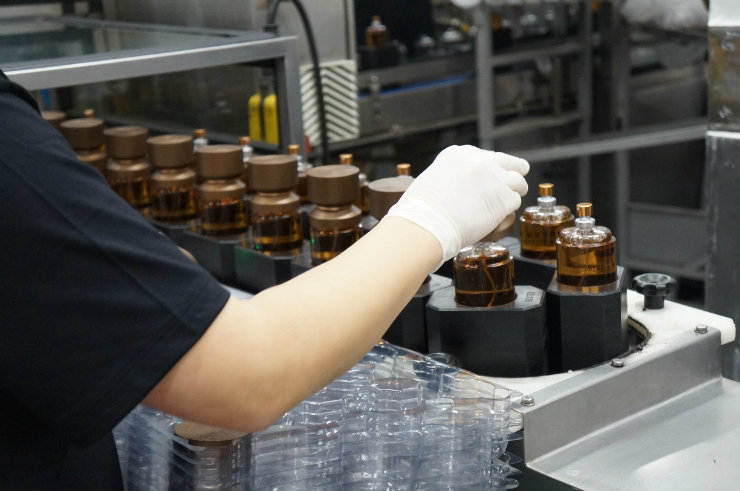 Farmacuticos, bioqumicos, engenheiros qumicos e bilogos trabalham na fabricao dos perfumes, alm dos "olheiros" que ditam tendncias de moda para criar novas fragrncias. Foto: Larissa Lins/DP