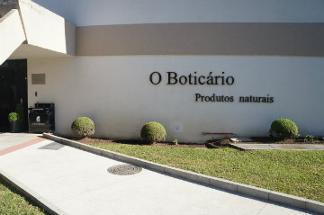 A fábrica em São José dos Pinhais (PR) foi fundada em 1982 e não faz testes em animais desde os anos 2000. Foto: Larissa Lins/DP A fábrica em São José dos Pinhais (PR) foi fundada em 1982 e não faz testes em animais desde os anos 2000. Foto: Larissa Lins/DP
