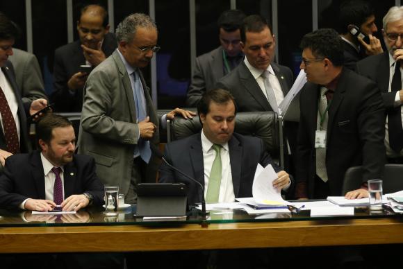 O deputado Vicente Cndido, relator da reforma poltica,e o presidente da Cmara, Rodrigo Maia, durante sesso para votar a PEC. Foto: Fabio Rodrigues Pozzebom/Agncia Brasil