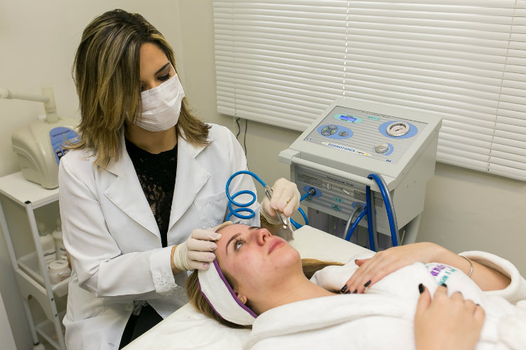 Na Clínica Vanity, as fisioterapeutas Carol Florêncio e Flávia Veras recebem mais pacientes na época chuvosa do ano. Foto: Vanity/Divulgação Na Clínica Vanity, as fisioterapeutas Carol Florêncio e Flávia Veras recebem mais pacientes na época chuvosa do ano. Foto: Vanity/Divulgação