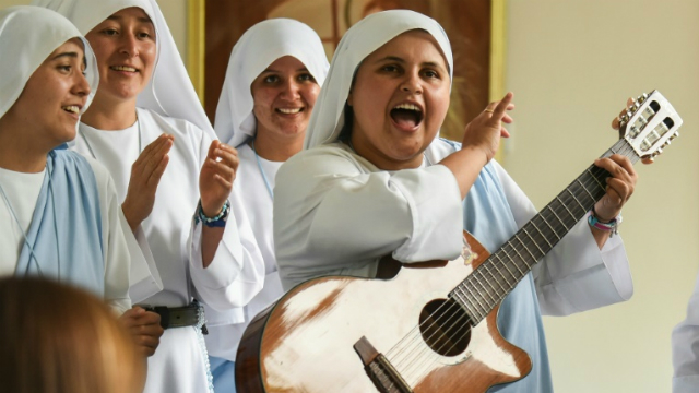 A freira Maria Valentina de los ngeles, toca violo e canta junto a outras freiras nas proximidades de Cali, Colmbia. Foto: Luis Robayo/AFP