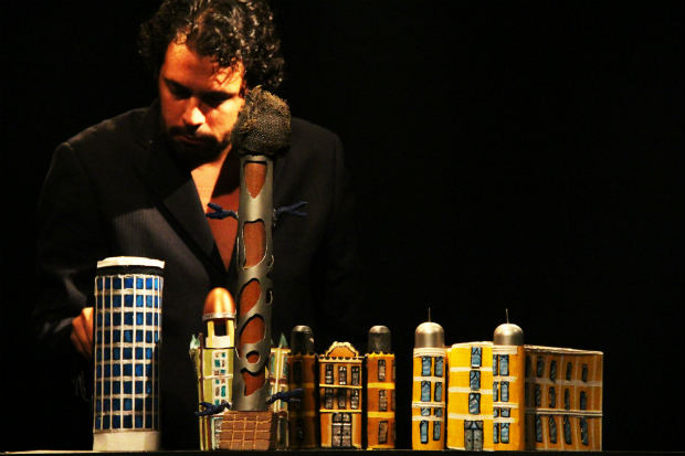 Digenes D. Lima criou espetculo com teatro de objetos para contar a histria de Olinda e Recife. Crdito: Toni Rodriges/Divulgao