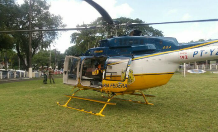 Mulher cai de telhado e  resgatada pelo helicptero da PRF. Foto: PRF/ Divulgao