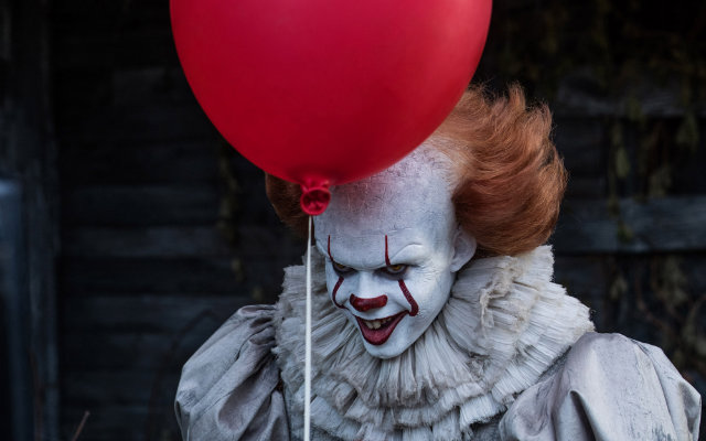 Pennywise de Bill Skarsgr deixa de lado qualquer trao de candura e ingenuidade. Foto: Warner Bros./Divulgao
