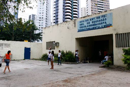 Em Pernambuco, escolas so alvos constantes de bandidos. Foto: Paulo Paiva/DP (Em Pernambuco, escolas so alvos constantes de bandidos. Foto: Paulo Paiva/DP)