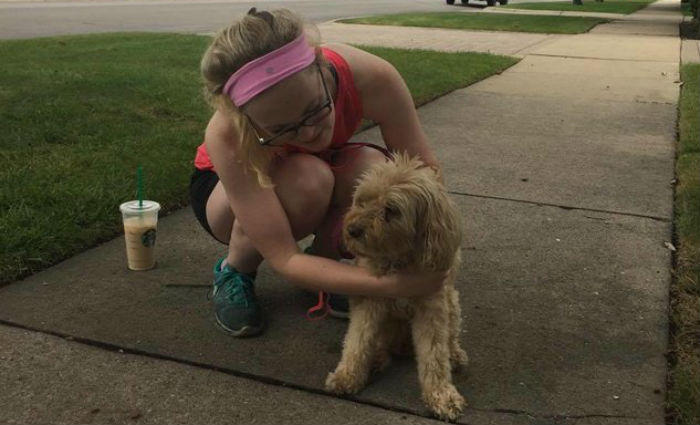 Aps 11 anos, dona reencontra cachorra que teve que doar na infncia. Foto: Reproduo