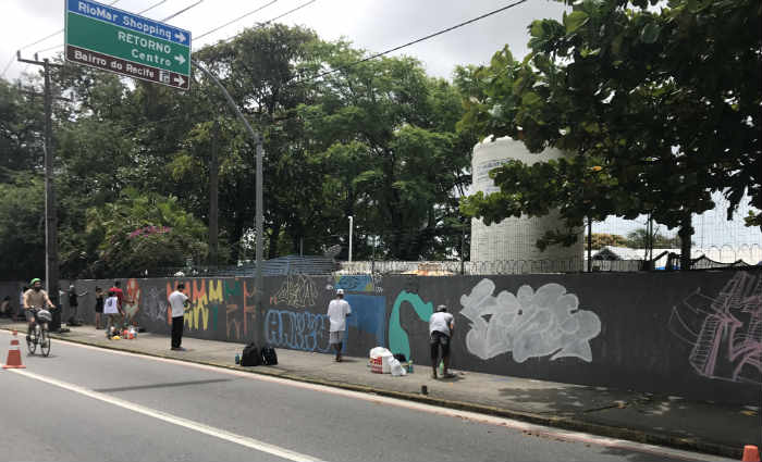 Quinto do dia do evento Po e Tinta terminou com grafite para expressar a vivncia no Recife. Foto: Cabanga/Divulgao