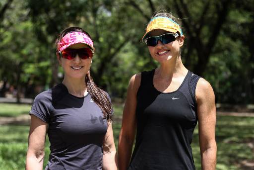 As triatletas Raquel e Rosinha desenvolveram viseiras que ajudam na reteno de suor e oferecem praticidade na hora da disputa. Foto: Marlon Diego/Esp.DP