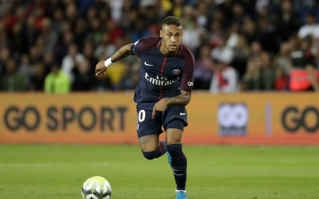 Neymar segurou a taa das Champions League em 2015, quando jogava no Barcelona. Foto: Thomas Samson/AFP