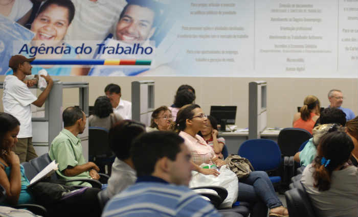 Os interessados em concorrer s vagas devem comparecer ao local da oferta. Foto: Marcelo Soares/Arquivo DP