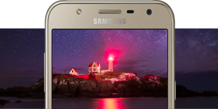 J7 Neo  honesto na proposta de ser um celular que passeia entre o bsico e intermedirio - Foto: Divulgao/Samsung