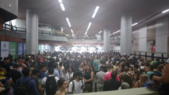 A retirada de ingressos est sendo realizada na estao de metr Carioca, no centro do Rio. Foto: Twitter/Reproduo