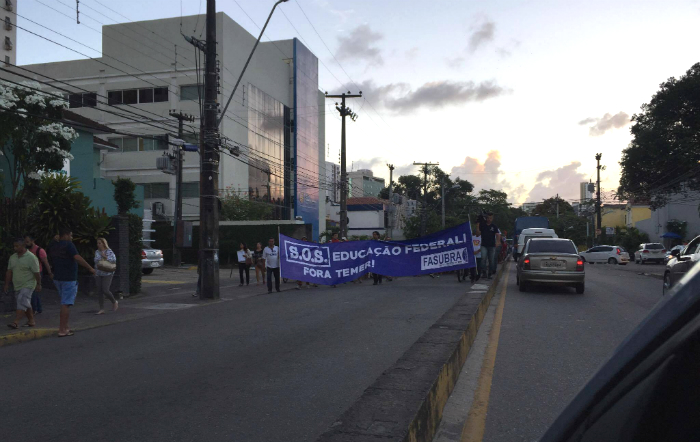 Manifestantes seguem em direo  Avenida Guararapes. Foto: Diogo Carvalho/DP (Manifestantes seguem em direo  Avenida Guararapes. Foto: Diogo Carvalho/DP)