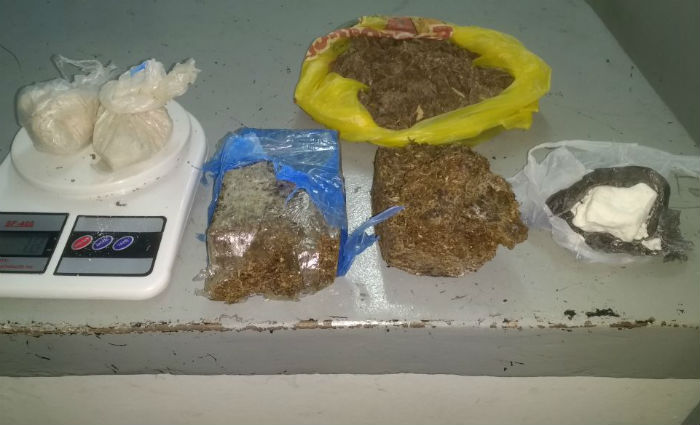 Em Jaboto, mulher foi presa com 900 g de maconha, 120 g de cocana e uma balana de preciso. Foto: PM/ Divulgao