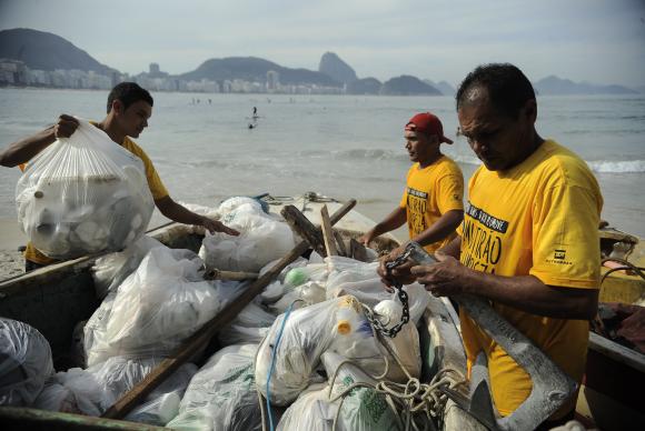 Pescadores levam para Copacabana lixo recolhido em mutiro nas Ilhas Cagarras. Foto: Fernando Frazo/Agencia Brasil