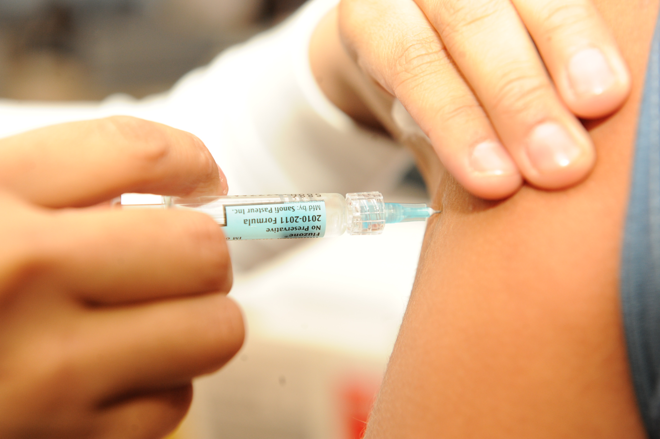 No ato da vacinao,  indispensvel que as pessoas compaream ao posto de imunizao com a caderneta de vacinas. Foto: Reproduo/Internet 