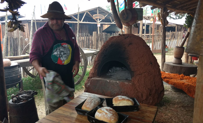 Produtos autnticos da cultura gacha so fabricados no acampamento. Foto: Roslia Rangel/DP