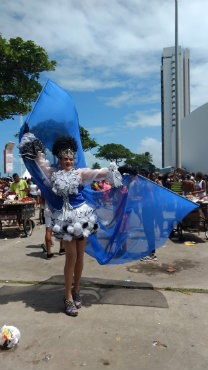 A Drag Brbara Evelyn tambm est presente e se destacou com uma fantasia feita com material reciclvel (Roslia Rangel/DP/D.A. Press.)