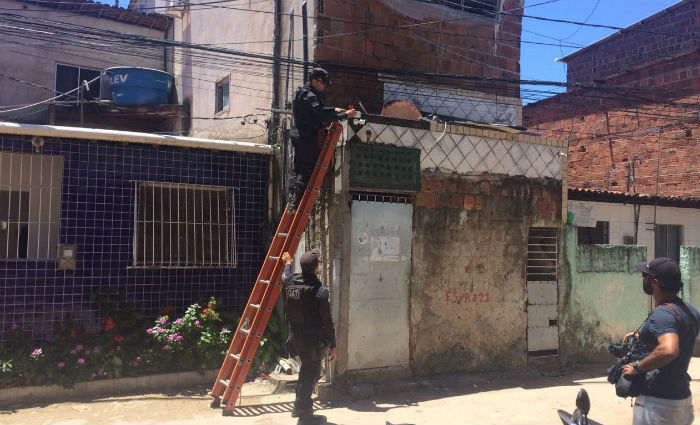 Pelo menos 10 cmeras instaladas em postes de iluminao pblica e fachadas de imveis foram retiradas. Foto: Wagner Oliveira/ DP