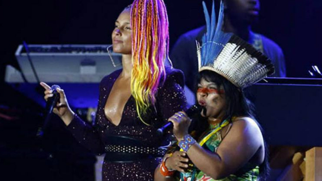 Alicia Keys e a lder indgena Sonia dura show no Rock in Rio. Foto: Multishow/Reproduo