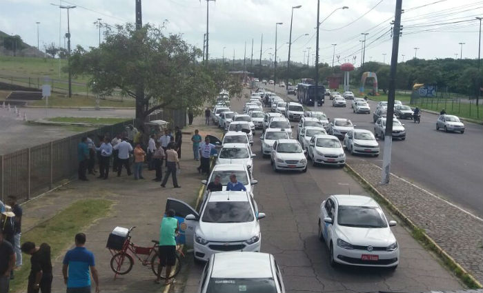 Taxistas fazem carreatas e denunciam irregularidades cometidas por motoristas do Uber. Foto: Thamires Oliveira/ DP