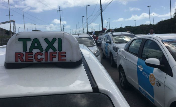 Motoristas da Frente dos Taxistas de Pernambuco pretendem seguir em carreata at o Palcio do Campo das Princesas. Foto: Thalya Tavares/ Esp. DP
 