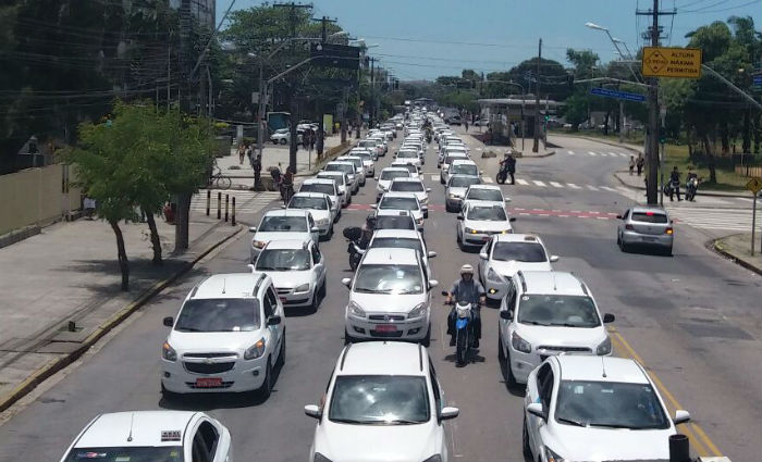 Carreata seguiu pela Avenida Cruz Cabug, que ficou completamente parada no sentido Recife. Foto: Thamires Oliveira/ Esp. DP