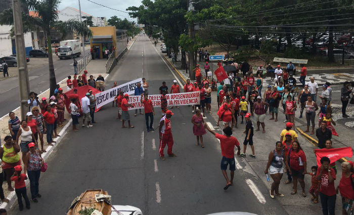 MTST realiza protesto em frente  prefeitura do Recife