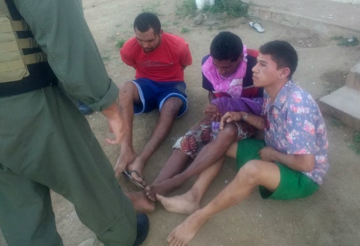 Trio foi preso no Stio Manioba, na Zona Rural de Caruaru, ontem. Foto: WhatsApp/Cortesia (Trio foi preso no Stio Manioba, na Zona Rural de Caruaru, ontem. Foto: WhatsApp/Cortesia)