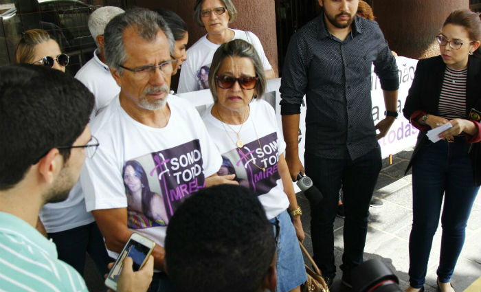 Familiares protestam na segunda audincia do caso Mirella. Foto: Shilton Arajo/ DP