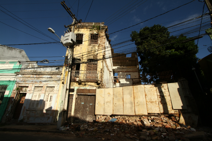 Casaro abandonado na Rua da Glria. Foto: Peu Ricardo/DP (Casaro abandonado na Rua da Glria. Foto: Peu Ricardo/DP)