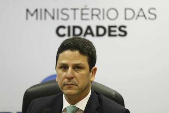 O ministro das Cidades, Bruno Arajo, assina portaria que regulamenta o Programa Carto Reforma. Foto: Marcelo Camargo/Agncia Brasil