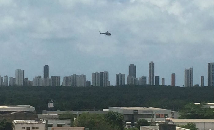 Helicptero da polcia participa de operao na Imbiribeira. Foto: Wagner Oliveira / DP