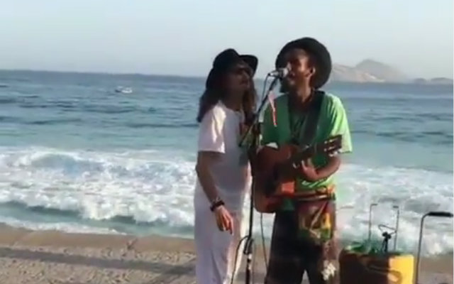 Cantor apresentou um trecho da música Imagine com artista de rua no Rio de Janeiro. Foto: Instagram/Reprodução Cantor apresentou um trecho da música Imagine com artista de rua no Rio de Janeiro. Foto: Instagram/Reprodução