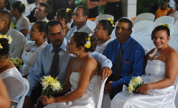 Casamento coletivo beneficia 50 casais da construo civil. Foto:  Ins Campelo/DP