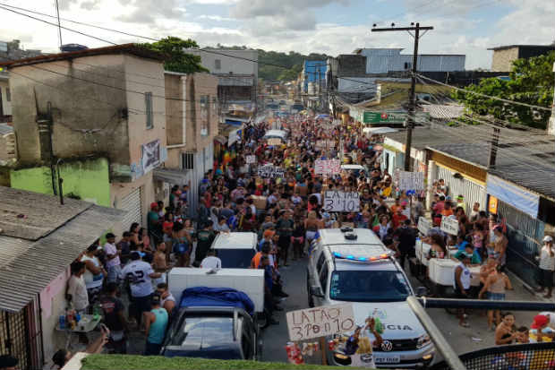 Parada da Diversidade de Dois Unidos segue pela Avenida Hidebrando de Vasconcelos. Crdito: Roberto Ramos/DP