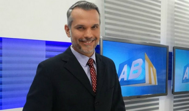 Alexandre Farias no estdio do AB TV. Crdito: Arquivo Pessoal/Reproduo